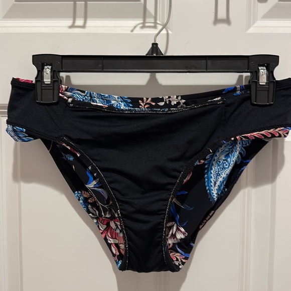SEAFOLLY swimsuit bottoms US size 8/ Australia size 12. Base color is black. - Picture 8 of 8